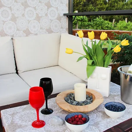 Kis Fakucko, Balatonhoz Koezel *