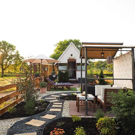 Kis Fakucko, Balatonhoz Koezel Soly