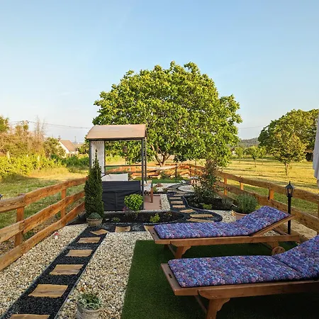 Kis Fakucko, Balatonhoz Koezel *