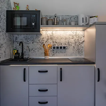 Kis Fakucko, Balatonhoz Koezel *